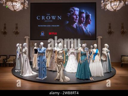 Bonhams, Londres, Royaume-Uni. 9 janvier 2024. Découvrez l'artisanat exceptionnel et la créativité derrière The Crown avec une exposition spéciale des décors, costumes et accessoires des séries 1 à 6, en tournée à New York, Los Angeles, Paris et Londres avant deux ventes aux enchères à Bonhams Londres en février 2024. L’exposition se déroulera du 11 janvier au 5 février 2024 à Londres. Les recettes de la vente aux enchères en direct serviront à la création du Left Bank Pictures – le programme de bourses de la Couronne à l’École nationale de cinéma et de télévision. Crédit : Malcolm Park/Alamy Live News Banque D'Images