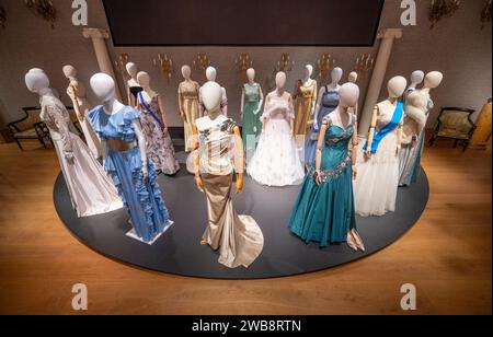 Bonhams, Londres, Royaume-Uni. 9 janvier 2024. Découvrez l'artisanat exceptionnel et la créativité derrière The Crown avec une exposition spéciale des décors, costumes et accessoires des séries 1 à 6, en tournée à New York, Los Angeles, Paris et Londres avant deux ventes aux enchères à Bonhams Londres en février 2024. L’exposition se déroulera du 11 janvier au 5 février 2024 à Londres. Les recettes de la vente aux enchères en direct serviront à la création du Left Bank Pictures – le programme de bourses de la Couronne à l’École nationale de cinéma et de télévision. Crédit : Malcolm Park/Alamy Live News Banque D'Images