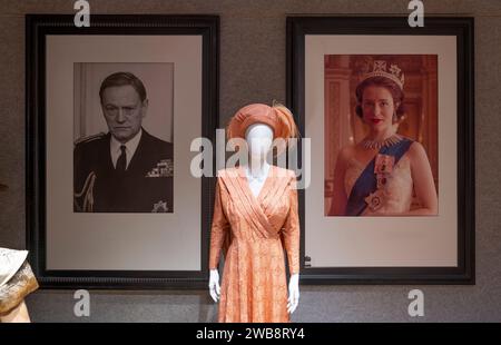 Bonhams, Londres, Royaume-Uni. 9 janvier 2024. Découvrez l'artisanat exceptionnel et la créativité derrière The Crown avec une exposition spéciale des décors, costumes et accessoires des séries 1 à 6, en tournée à New York, Los Angeles, Paris et Londres avant deux ventes aux enchères à Bonhams Londres en février 2024. L’exposition se déroulera du 11 janvier au 5 février 2024 à Londres. Les recettes de la vente aux enchères en direct serviront à la création du Left Bank Pictures – le programme de bourses de la Couronne à l’École nationale de cinéma et de télévision. Crédit : Malcolm Park/Alamy Live News Banque D'Images