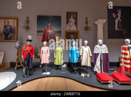 Bonhams, Londres, Royaume-Uni. 9 janvier 2024. Découvrez l'artisanat exceptionnel et la créativité derrière The Crown avec une exposition spéciale des décors, costumes et accessoires des séries 1 à 6, en tournée à New York, Los Angeles, Paris et Londres avant deux ventes aux enchères à Bonhams Londres en février 2024. L’exposition se déroulera du 11 janvier au 5 février 2024 à Londres. Les recettes de la vente aux enchères en direct serviront à la création du Left Bank Pictures – le programme de bourses de la Couronne à l’École nationale de cinéma et de télévision. Crédit : Malcolm Park/Alamy Live News Banque D'Images