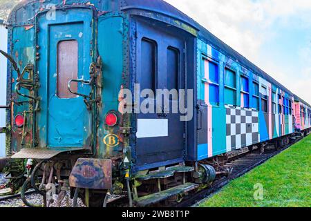 AS, Limbourg, Belgique. 17 décembre 2023. Vieux wagon de passagers avec porte latérale et arrière sur les voies ferrées désaffectées de l'ancienne gare, peint dans une variété o Banque D'Images