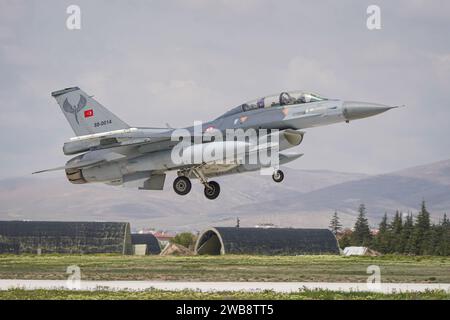 KONYA, TURKIYE - 09 MAI 2023 : décollage du F-16D Fighting Falcon (4S-10) de l'armée de l'air turque au cours de l'Anatolian Eagle Air Banque D'Images