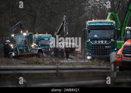 Räuming des Aktivisten-camps im Fechenheimer Wald 18.01.2023 Frankfurt Räuming des Aktivisten-camps im Fechenheimer Wald an der Borsigallee.im Bild : Polizisten überwachen die Arbeiten. Francfort Francfort Hessen Allemagne *** nettoyage du camp d'activistes dans la forêt de Fechenheim 18 01 2023 Francfort nettoyage du camp d'activistes dans la forêt de Fechenheim sur Borsigallee dans l'image les officiers de police surveillent le travail Francfort Francfort Hessen Allemagne Banque D'Images