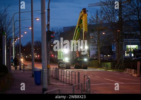 Räuming des Aktivisten-camps im Fechenheimer Wald 18.01.2023 Frankfurt Räuming des Aktivisten-camps im Fechenheimer Wald an der Borsigallee.im Bild : Ein Kran auf den Weg in den Wald. Francfort Francfort Hesse Allemagne *** nettoyage du camp d'activistes dans la forêt de Fechenheim 18 01 2023 Francfort nettoyage du camp d'activistes dans la forêt de Fechenheim sur Borsigallee dans l'image Une grue en route vers la forêt Francfort Francfort Hesse Allemagne Banque D'Images