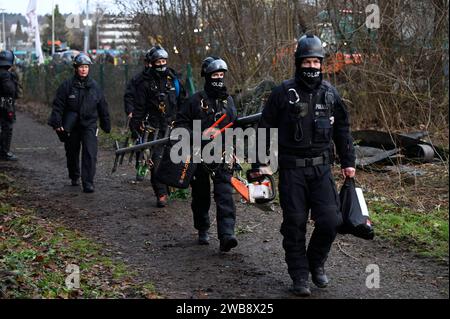 Räuming des Aktivisten-camps im Fechenheimer Wald 18.01.2023 Francfort Räuming des Aktivisten-camps im Fechenheimer Wald an der Borsigallee. Im Bild : eine Spezialeinheit der Polizei kommt mit einer Leiter und Motorsäge. Francfort Francfort Hesse Allemagne *** nettoyage du camp d'activistes dans la forêt de Fechenheim 18 01 2023 Francfort nettoyage du camp d'activistes dans la forêt de Fechenheim sur Borsigallee sur la photo Une unité spéciale de police arrive avec une échelle et une tronçonneuse Francfort Francfort Hesse Allemagne Banque D'Images