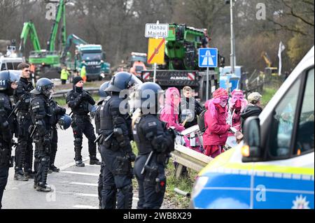 Räuming des Aktivisten-camps im Fechenheimer Wald 18.01.2023 Frankfurt Räuming des Aktivisten-camps im Fechenheimer Wald an der Borsigallee.im Bild : Polizisten bewachen die Demonstranten. Francfort Francfort Hessen Allemagne *** nettoyage du camp d'activistes dans la forêt de Fechenheim 18 01 2023 Francfort nettoyage du camp d'activistes dans la forêt de Fechenheim sur Borsigallee dans l'image les officiers de police gardent les manifestants Francfort Francfort Hessen Allemagne Banque D'Images