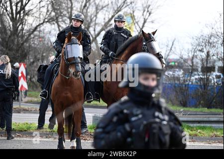 Räuming des Aktivisten-camps im Fechenheimer Wald 18.01.2023 Frankfurt Räuming des Aktivisten-camps im Fechenheimer Wald an der Borsigallee.im Bild : Polizisten der Reiterstaffel bewachen die Demonstranten. Francfort Francfort Hessen Allemagne *** nettoyage du camp d'activistes dans la forêt de Fechenheim 18 01 2023 Francfort nettoyage du camp d'activistes dans la forêt de Fechenheim sur Borsigallee dans l'image les officiers de police de l'escadron pilote gardent les manifestants Francfort Francfort Hessen Allemagne Banque D'Images