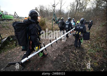 Räuming des Aktivisten-camps im Fechenheimer Wald 18.01.2023 Francfort Räuming des Aktivisten-camps im Fechenheimer Wald an der Borsigallee. Im Bild : eine Spezialeinheit der Polizei kommt mit einer Leiter und Motorsäge. Francfort Francfort Hesse Allemagne *** nettoyage du camp d'activistes dans la forêt de Fechenheim 18 01 2023 Francfort nettoyage du camp d'activistes dans la forêt de Fechenheim sur Borsigallee sur la photo Une unité spéciale de police arrive avec une échelle et une tronçonneuse Francfort Francfort Hesse Allemagne Banque D'Images