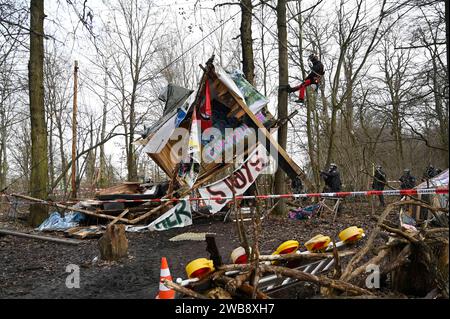 Räuming des Aktivisten-camps im Fechenheimer Wald 18.01.2023 Frankfurt Räuming des Aktivisten-camps im Fechenheimer Wald an der Borsigallee.im Bild : Polizisten und räumen der Spezialeinheit SEK Kräfte das Kamp, holen Aktivisten aus Baumhäusern und von Bäumen. Baumhäuser werden abgerissen. Francfort Francfort Hessen Allemagne *** nettoyage du camp de militants dans la forêt de Fechenheim 18 01 2023 Francfort nettoyage du camp de militants dans la forêt de Fechenheim sur Borsigallee dans l'image les policiers et les forces de l'unité spéciale SEK nettoient le camp, sortez les militants des maisons dans les arbres et des arbres Banque D'Images