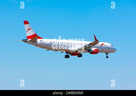 Boryspil, Ukraine - 27 août 2019 : l'avion Embraer E195 (OE-LWC) d'Austrian Airlines atterrit à l'aéroport international de Boryspil Banque D'Images