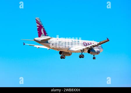 Boryspil, Ukraine - 27 août 2019 : l'avion Airbus A320 (A7-AHD) de Qatar Airways atterrit à l'aéroport de Boryspil Banque D'Images