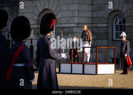 Le ministre indien de la Défense Raksha Mantri Shri Rajnath Singh (au centre) avec le secrétaire à la Défense Grant Shapps lors d'une cérémonie de bienvenue à Horse Guards Parade, au centre de Londres. Date de la photo : mardi 9 janvier 2024. Banque D'Images