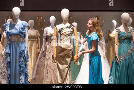 Bonhams, Londres, Royaume-Uni. 9 janvier 2024. Découvrez l'artisanat exceptionnel et la créativité derrière The Crown avec une exposition spéciale des décors, costumes et accessoires des séries 1 à 6, en tournée à New York, Los Angeles, Paris et Londres avant deux ventes aux enchères à Bonhams Londres en février 2024. L’exposition se déroulera du 11 janvier au 5 février 2024 à Londres. Image (au centre) : ballon colonne pleine longueur, portée par Lia Williams dans le rôle de Wallis Simpson, saison 1 épisode 5. Estimez entre 1500 et 2000 £. Crédit : Malcolm Park/Alamy Live News Banque D'Images