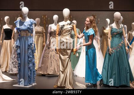 Bonhams, Londres, Royaume-Uni. 9 janvier 2024. Découvrez l'artisanat exceptionnel et la créativité derrière The Crown avec une exposition spéciale des décors, costumes et accessoires des séries 1 à 6, en tournée à New York, Los Angeles, Paris et Londres avant deux ventes aux enchères à Bonhams Londres en février 2024. L’exposition se déroulera du 11 janvier au 5 février 2024 à Londres. Image (au centre) : ballon colonne pleine longueur, portée par Lia Williams dans le rôle de Wallis Simpson, saison 1 épisode 5. Estimez entre 1500 et 2000 £. Crédit : Malcolm Park/Alamy Live News Banque D'Images