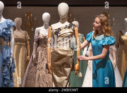 Bonhams, Londres, Royaume-Uni. 9 janvier 2024. Découvrez l'artisanat exceptionnel et la créativité derrière The Crown avec une exposition spéciale des décors, costumes et accessoires des séries 1 à 6, en tournée à New York, Los Angeles, Paris et Londres avant deux ventes aux enchères à Bonhams Londres en février 2024. L’exposition se déroulera du 11 janvier au 5 février 2024 à Londres. Image (au centre) : ballon colonne pleine longueur, portée par Lia Williams dans le rôle de Wallis Simpson, saison 1 épisode 5. Estimez entre 1500 et 2000 £. Crédit : Malcolm Park/Alamy Live News Banque D'Images