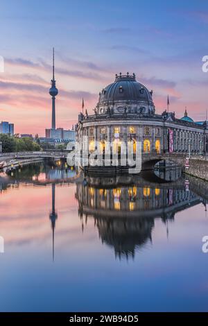 Rivière Spree dans le centre de Berlin avec Musée Bode et tour de télévision le matin. Reflets des bâtiments illuminés dans l'architecture néo-baroque Banque D'Images