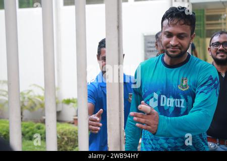 Un jour après avoir remporté la circonscription de Magura 1 aux 12e élections nationales, Shakib Al Hasan est arrivé au stade national de cricket de Sher-e-Bangla Banque D'Images