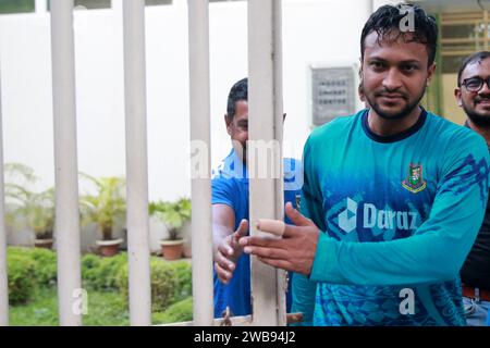 Un jour après avoir remporté la circonscription de Magura 1 aux 12e élections nationales, Shakib Al Hasan est arrivé au stade national de cricket de Sher-e-Bangla Banque D'Images