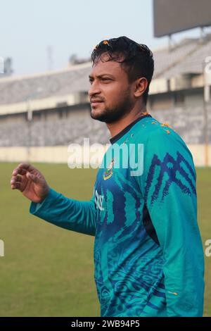 Un jour après avoir remporté la circonscription de Magura 1 aux 12e élections nationales, Shakib Al Hasan est arrivé au stade national de cricket de Sher-e-Bangla Banque D'Images