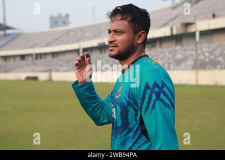 Un jour après avoir remporté la circonscription de Magura 1 aux 12e élections nationales, Shakib Al Hasan est arrivé au stade national de cricket de Sher-e-Bangla Banque D'Images