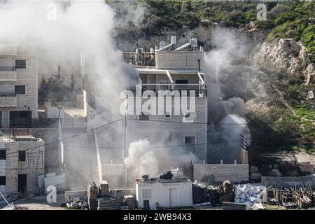 Les forces israéliennes ont détruit deux maisons appartenant à des frères palestiniens sur les instructions du Premier Ministre israélien Benjamin Netanyahu, deux maisons appartenant à deux frères palestiniens, qui aurait causé la mort de 3 Israéliens dans une attaque armée le 30 novembre, ont été détruits par une bombe dans la ville de Suvar Bahir à Jérusalem-est. Les forces israéliennes ont encerclé les maisons des frères Murad et Ibrahim Nemr dans la ville de Suvar Bahir et les ont fait exploser avec une bombe. Le 9 janvier 2024 .photo de saeed qaq Copyright : xsaeedxqaqx  B9Z6210 Banque D'Images