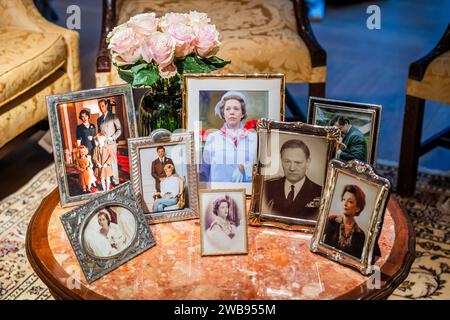 Londres, Royaume-Uni. 9 janvier 2024. Quelques photos de famille encadrées - Un aperçu de la Crown Auction à Bonhams New Bond Street, Londres. Plus de 450 costumes, décors et accessoires de la série primée The Crown, une émission Netflix. Ils seront exposés gratuitement au public du 11 janvier au 5 février avant la vente aux enchères du mercredi 7 février. Crédit : Guy Bell/Alamy Live News Banque D'Images