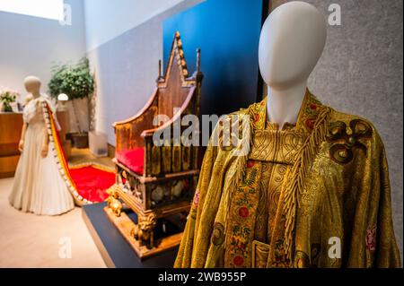 Londres, Royaume-Uni. 9 janvier 2024. Un aperçu de la Crown Auction à Bonhams New Bond Street, Londres. Plus de 450 costumes, décors et accessoires de la série primée The Crown, une émission Netflix. Ils seront exposés gratuitement au public du 11 janvier au 5 février avant la vente aux enchères du mercredi 7 février. Crédit : Guy Bell/Alamy Live News Banque D'Images