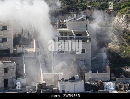 Les forces israéliennes ont détruit deux maisons appartenant à des frères palestiniens sur les instructions du Premier Ministre israélien Benjamin Netanyahu, deux maisons appartenant à deux frères palestiniens, qui aurait causé la mort de 3 Israéliens dans une attaque armée le 30 novembre, ont été détruits par une bombe dans la ville de Suvar Bahir à Jérusalem-est. Les forces israéliennes ont encerclé les maisons des frères Murad et Ibrahim Nemr dans la ville de Suvar Bahir et les ont fait exploser avec une bombe. Le 9 janvier 2024 .photo de saeed qaq Copyright : xsaeedxqaqx  B9Z6202 Banque D'Images