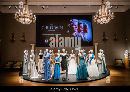 Londres, Royaume-Uni. 9 janvier 2024. Un aperçu de la Crown Auction à Bonhams New Bond Street, Londres. Plus de 450 costumes, décors et accessoires de la série primée The Crown, une émission Netflix. Ils seront exposés gratuitement au public du 11 janvier au 5 février avant la vente aux enchères du mercredi 7 février. Crédit : Guy Bell/Alamy Live News Banque D'Images