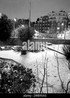 Paris, France. 09 janvier 2024. Les premiers flocons de neige tombent à Paris et en Ile-de-France, France, le 09 janvier 2024. Photo de Karim ait Adjedjou/ABACAPRESS.COM crédit : Abaca Press/Alamy Live News Banque D'Images