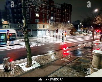 Paris, France. 09 janvier 2024. Les premiers flocons de neige tombent à Paris et en Ile-de-France, France, le 09 janvier 2024. Photo de Karim ait Adjedjou/ABACAPRESS.COM crédit : Abaca Press/Alamy Live News Banque D'Images