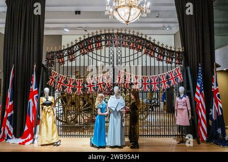 Londres, Royaume-Uni. 9 janvier 2024. La réplique des célèbres portes en fer forgé du palais de Buckingham, avec une estimation de £6 000-£8 000 - Un aperçu de la Crown Auction à Bonhams New Bond Street, Londres. Plus de 450 costumes, décors et accessoires de la série primée The Crown, une émission Netflix. Ils seront exposés gratuitement au public du 11 janvier au 5 février avant la vente aux enchères du mercredi 7 février. Crédit : Guy Bell/Alamy Live News Banque D'Images