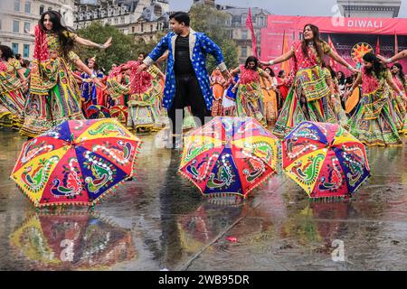 Artistes d'un groupe de danse gujarati, Festival Diwali à Trafalgar Square pour marquer le nouvel an hindou, Londres, Royaume-Uni Banque D'Images