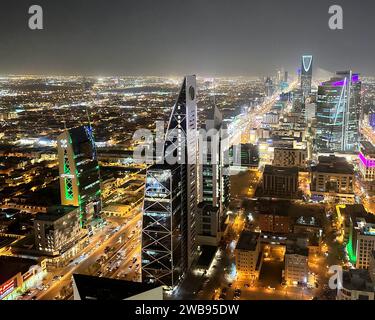 Une vue aérienne de la ville de Dubaï la nuit, illuminée par les lumières vives des gratte-ciel Banque D'Images