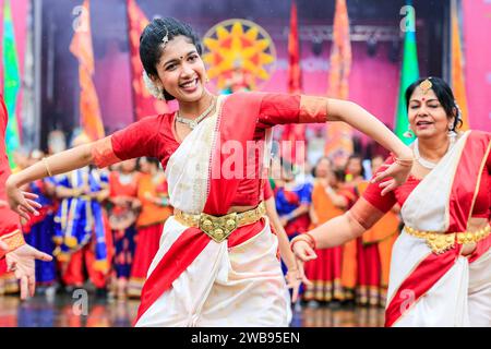 Artistes d'un groupe de danse gujarati, Festival Diwali à Trafalgar Square pour marquer le nouvel an hindou, Londres, Royaume-Uni Banque D'Images