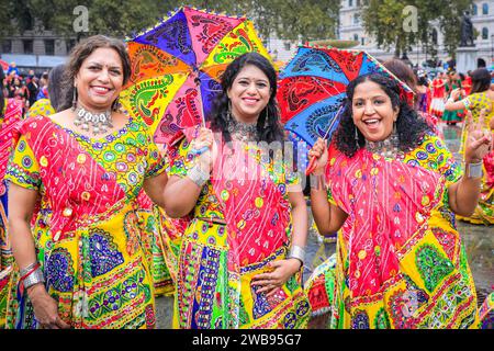 Artistes d'un groupe de danse gujarati, Festival Diwali à Trafalgar Square pour marquer le nouvel an hindou, Londres, Royaume-Uni Banque D'Images