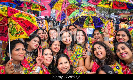 Des artistes d'un groupe de danse gujarati posent au Festival Diwali à Trafalgar Square pour marquer le nouvel an hindou, Londres, Royaume-Uni Banque D'Images
