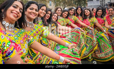 Artistes et danseurs posent au Festival Diwali à Trafalgar Square pour marquer le nouvel an hindou, Londres, Royaume-Uni Banque D'Images