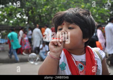 Portrait d'une petite fille pendant les célébrations du nouvel an. Shahbag, Dhaka. Bangladesh. Banque D'Images