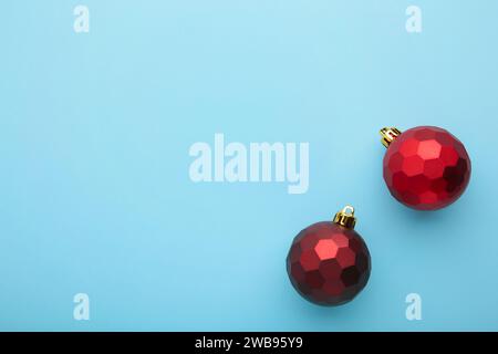 Boules rouges de décoration de noël sur fond bleu. vue de dessus Banque D'Images