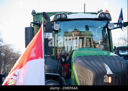 08.01.2024, Berlin, Allemagne, Europe - agriculteurs et artisans participent avec des tracteurs et des camions à une manifestation de l'association des agriculteurs libres. Banque D'Images