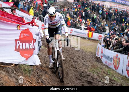 Mathieu van der Poel traverse de Kuil lors de la coupe du monde de Cyclocross UCI - Zonhoven Banque D'Images