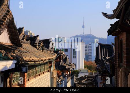 Bukchon Hanok Village à Séoul, Corée du Sud. Horizon de Séoul vu de la vieille ville. Banque D'Images