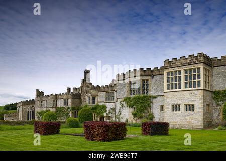 Bakewell, Derbyshire, Angleterre, Royaume-Uni - Haddon Hall est une maison de campagne anglaise dans le Peak District. Cette demeure seigneuriale médiévale possède des jardins de style Tudor. Banque D'Images