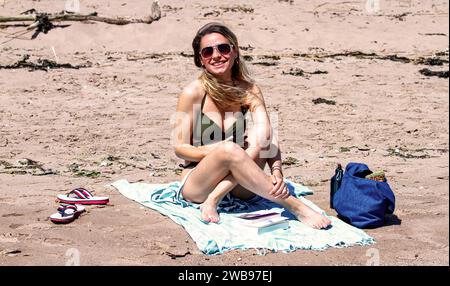 Par un temps chaud glorieux à Dundee, les femmes locales prennent le soleil le long de la plage de Broughty Ferry pendant la canicule estivale en Écosse, au Royaume-Uni Banque D'Images