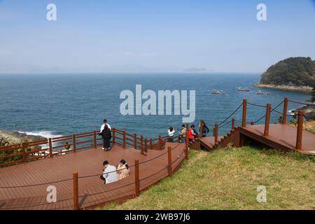 GEOJE, CORÉE DU SUD - 1 AVRIL 2023 : les touristes visitent des points de vue sur Windy Hill, attractions touristiques sur l'île de Geoje dans la région de Gyeongsangnam-do du Sud K Banque D'Images