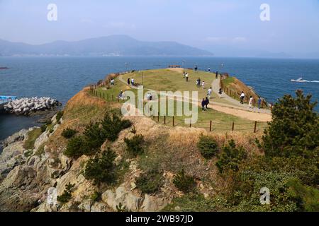 GEOJE, CORÉE DU SUD - 1 AVRIL 2023 : les touristes visitent des points de vue sur Windy Hill, attraction touristique sur l'île de Geoje dans la région de Gyeongsangnam-do au sud de Ko Banque D'Images