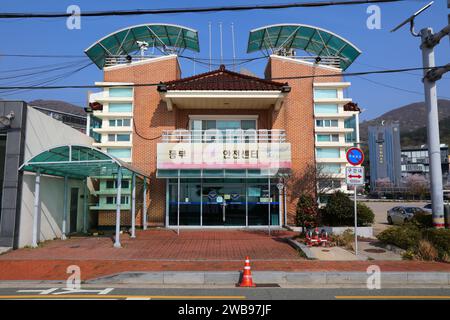 GEOJE, CORÉE DU SUD - 1 AVRIL 2023 : caserne de pompiers de Dongbu dans la station balnéaire de Hakdong sur l'île de Geoje dans la région de Gyeongsangnam-do en Corée du Sud. Banque D'Images