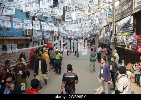 Les gens se rassemblent devant le centre de vote de l'école et du collège Donia A. K., Dhaka, Bangladesh, 07 janvier 2024 Banque D'Images