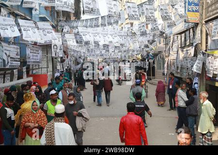 Les gens se rassemblent devant le centre de vote de l'école et du collège Donia A. K., Dhaka, Bangladesh, 07 janvier 2024 Banque D'Images